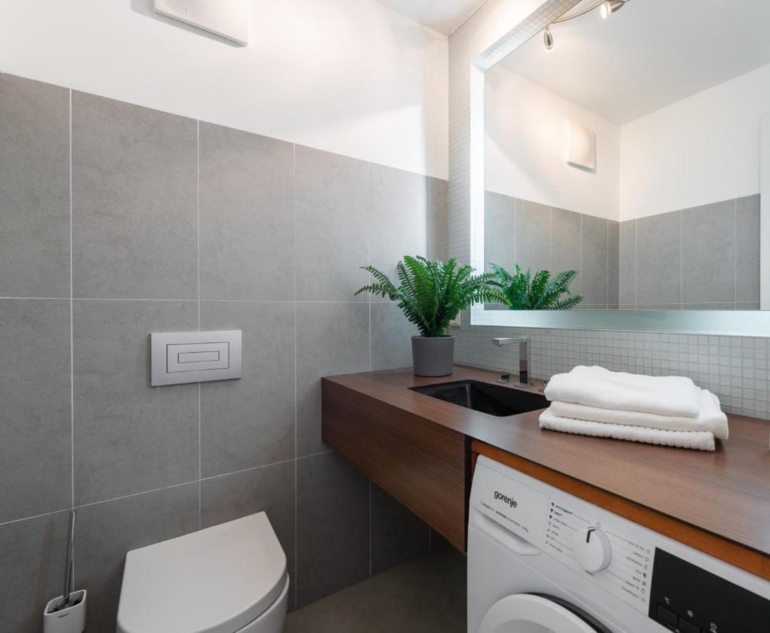 Apartment With 4 Bedrooms ปราก ภายนอก รูปภาพ